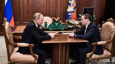 Правительство Медведева ушло в отставку. В России новый премьер