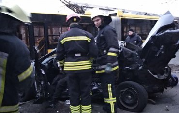 В Киеве авто влетело в остановку с людьми