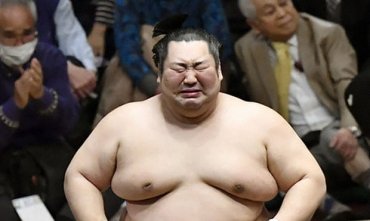 В Японии борец сумо выиграл главный турнир года и… расплакался