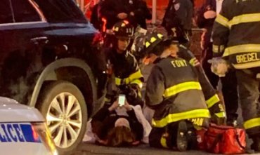 В Нью-Йорке прохожие подняли авто, чтобы спасти попавшую под него женщину