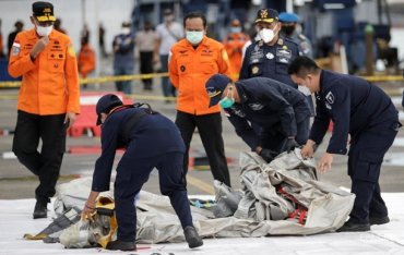 Авиакатастрофа Boeing 737 в Индонезии: обнаружены останки тел