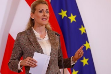 Министр труда Австрии подала в отставку после обвинений в плагиате