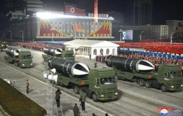 На параде в Пхеньяне показали «самое мощное оружие в мире»