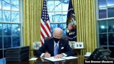 Байден подписал два десятка президентских указов