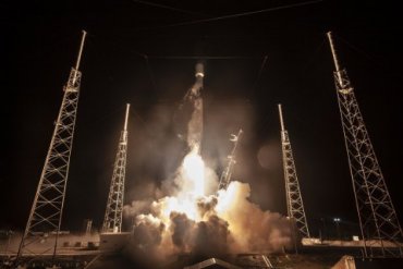 SpaceX запустила ракету с рекордным количеством спутников