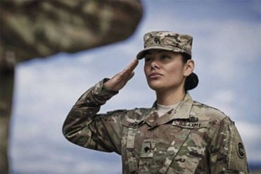 Женщинам в армии США разрешили красить губы и ногти