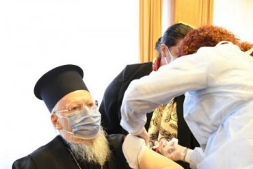 Патриарх Варфоломей привился от коронавируса китайской вакциной