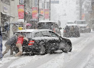 В Украине снежный коллапс: обесточены почти 360 городов и сел, на трассе Киев-Одесса пробка до 30 км