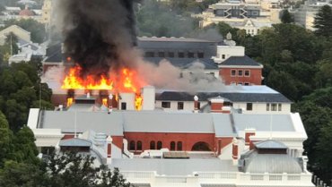 В здании парламента ЮАР вспыхнул сильный пожар