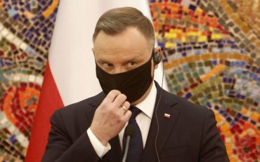 Трижды вакцинированный и уже переболевший президент Польши снова заразился COVID-19