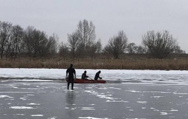 Провалились под лед: в Днепропетровской области прохожие вытащили из воды двух детей