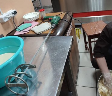 В российской школе детям готовили запеканку с помощью дрели с насадкой для строительного миксера