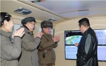 Ким Чен Ын лично испытал гиперзвуковую ракету
