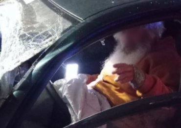 Под Киевом грузовик столкнулся с авто Деда Мороза: пожилого мужчину госпитализировали