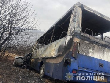 В Днепропетровской области ВАЗ столкнулся с автобусом: водитель легковушки сгорел заживо