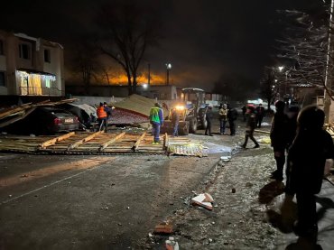 В Борисполе шквальный ветер сорвал несколько крыш: повреждены три авто