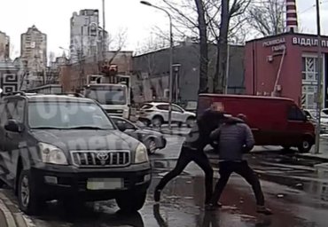 Водитель внедорожника избил человека за замечание о парковке: его арестовали на два месяца