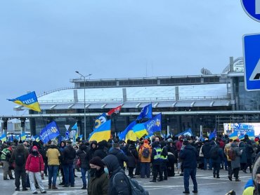 Сотни сторонников, полиция и Нацгвардия: в “Жулянах” ждут прибытия самолета с Порошенко