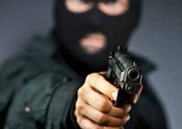 Забрал кассу и выстрелил в воздух: на Харьковщине вооруженный человек ограбил заправку
