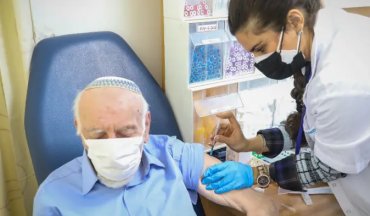 Четырех прививок от СOVID-19 недостаточно для защиты от “Омикрона”, – израильские ученые