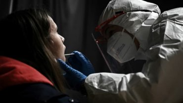 Во Франции рекордные полмиллиона больных COVID-19 в сутки: растет смертность
