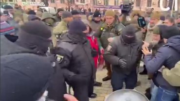 Под Печерским судом собираются сторонники Порошенко: произошла стычка с правоохранителями