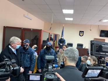 Суд отпустил Порошенко под личное обязательство