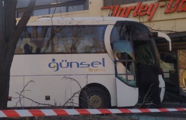 В Одессе автобус с пассажирами ударил несколько машин и влетел в остановку: есть погибший