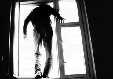 Хотел напугать жену: на Черниговщине пьяный мужчина выпрыгнул из окна