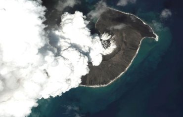 Три небольших острова Тонга сильно пострадали от 15-метровых цунами