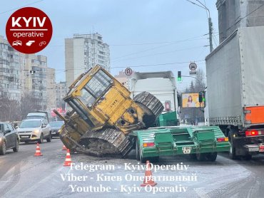 В Киеве с эвакуатора на дорогу выпал огромный бульдозер