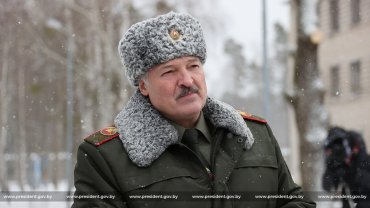 Лукашенко потребовал от “международных жуликов” прекратить пандемию COVID-19