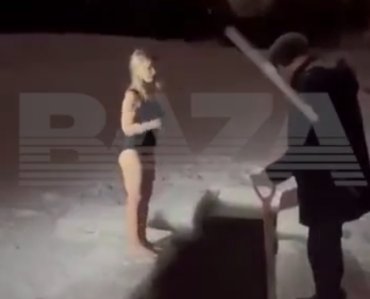 В России женщина утонула в проруби во время крещенских купаний. Видео