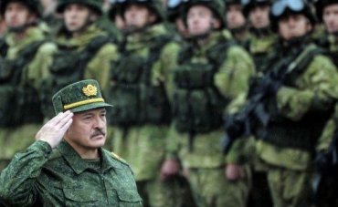 Лукашенко объявил о стягивании контингента войск на границу с Украиной