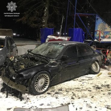 Провел краш-тест: в Черновцах водитель BMW разбил два припаркованных авто, аттракцион и бетонную стену