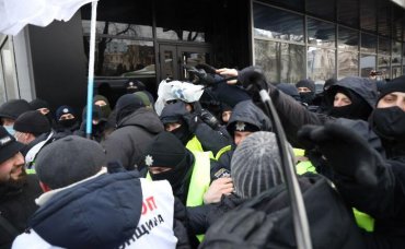 Протестующие ФОПы пошли на штурм Рады: полиция едва сдержала