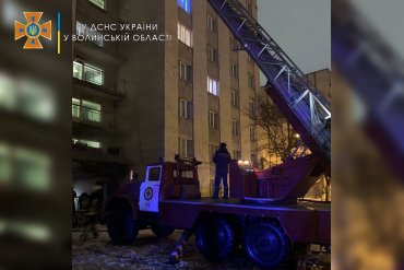 В Луцке вспыхнул пожар в общежитии: спасатели снимали студентов с восьмого этажа
