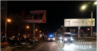 Влетели в рекламный щит: в Одессе в смертельном ДТП погибли двое молодых мужчин