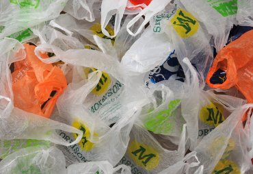 С завтра в супермаркетах подорожают пластиковые пакеты