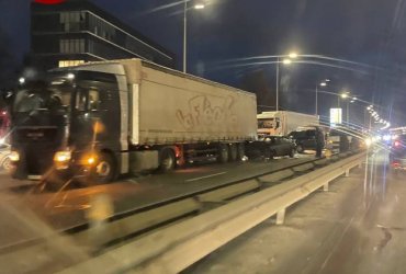 В Киеве масштабное ДТП на Столичном шоссе: затруднено движение