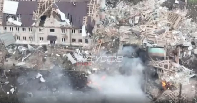 Под Бахмутом сбит российский военный самолет: момент падения попал на видео