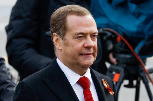 Медведев обозвал “клоунами” и “свиньями” всех, кто отверг путинское перемирие
