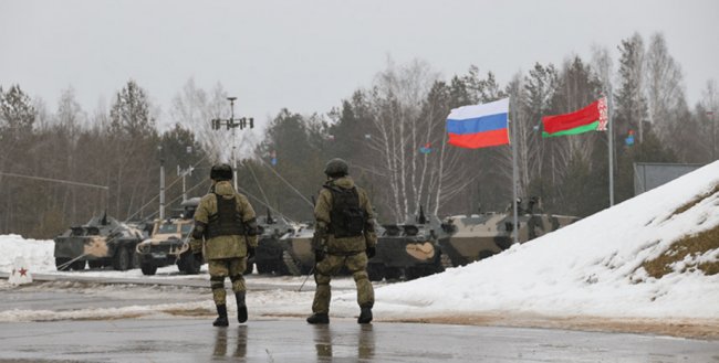 В Беларуси из воинской части сбежали российские солдаты с оружием