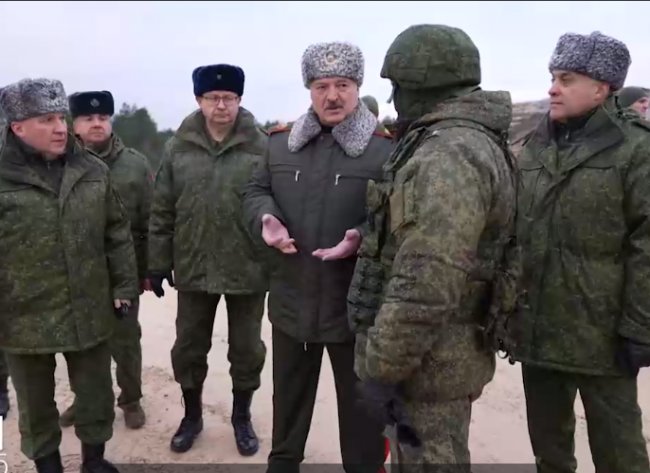 Коля схвалив: Лукашенко презентував нову армійську аптечку після критики сином попередньої