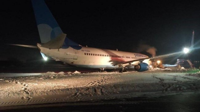 В российской Перми Boeing-737 занесло за взлетную полосу: он застрял в сугробе