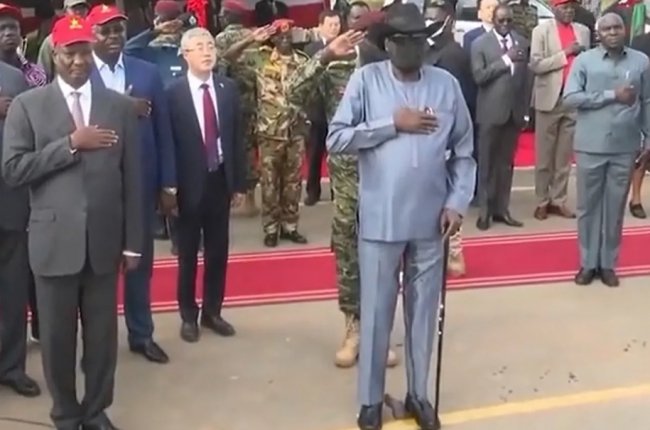 У Південному Судані затримали журналістів за відео із президентом, який обмочився на офіційному заході