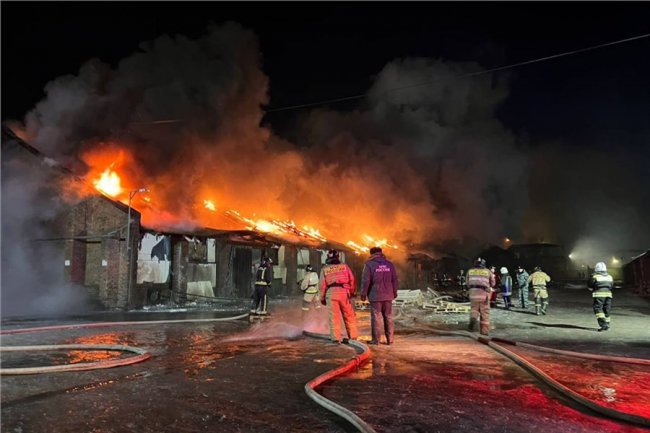 В российском Красноярске масштабно горели склады возле вагонного депо