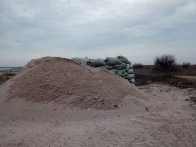 В Крыму россияне строят укрепления на пляжах и окапывают аэродром Бельбек