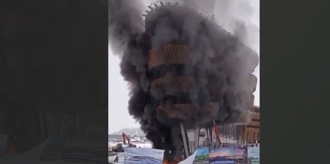 В РФ на Алтае вспыхнул пожар на горнолыжном комплексе: горит 5-звездочный отель