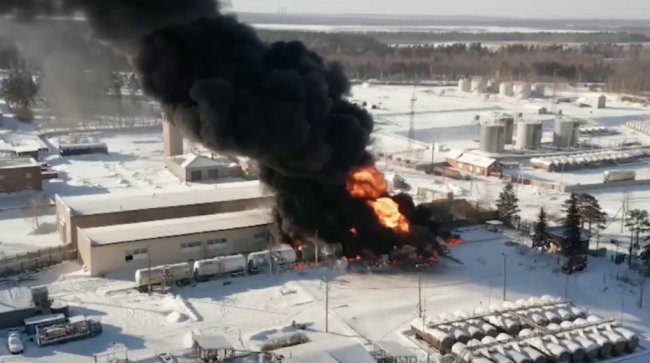 В российском Ангарске загорелся бензовоз и состав с топливом
